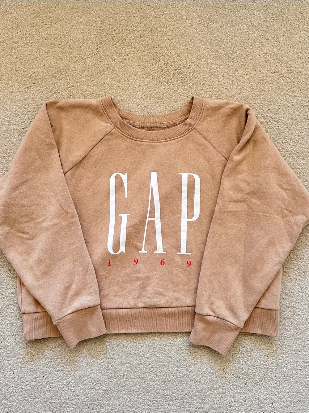 Women’s GAP 1969 Crewneck Cropped Sweatshirt in Camel — Petite M, So Soft!